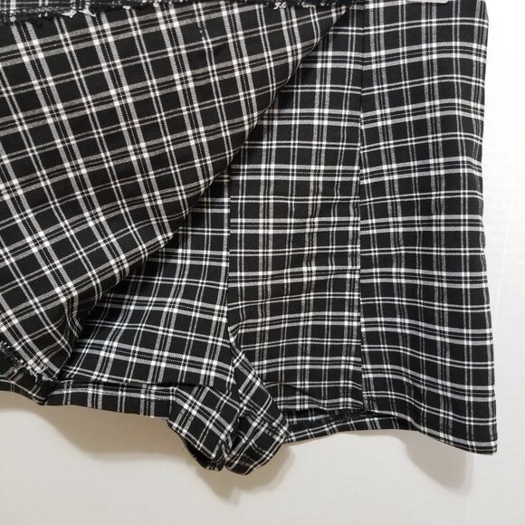 Altar'd State skort Medium Bonnie plaid button accent mini stretch - Picture 3 of 16